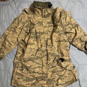 USAF JACKET APECS GORE-TEX COLD/WET WEATHER PARKA LARGE/REGULAR ABDU DIGITAL
